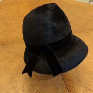 Vintage Su-Zan Originale Martelle Black Women's Cloche Hat with Velvet Ribbon
